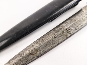 Kampfmesser / Stiefelmesser Wehrmacht. Hersteller " F.W.Höller Solingen" ,  Scheide Originallack, Klingenspitze abgebrochen