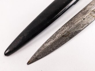 Kampfmesser / Stiefelmesser Wehrmacht. Hersteller " F.W.Höller Solingen" ,  Scheide Originallack, Klingenspitze abgebrochen