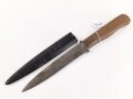 Kampfmesser / Stiefelmesser Wehrmacht. Hersteller " F.W.Höller Solingen" ,  Scheide Originallack, Klingenspitze abgebrochen