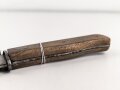 Kampfmesser / Stiefelmesser Wehrmacht. Hersteller " F.W.Höller Solingen" ,  Scheide Originallack, Klingenspitze abgebrochen