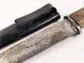 Kampfmesser / Stiefelmesser Wehrmacht. Hersteller " F.W.Höller Solingen" ,  Scheide Originallack, Klingenspitze abgebrochen