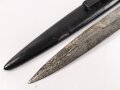 Kampfmesser / Stiefelmesser Wehrmacht. Hersteller " F.W.Höller Solingen" ,  Scheide Originallack, Klingenspitze abgebrochen