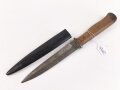Kampfmesser / Stiefelmesser Wehrmacht. Hersteller " F.W.Höller Solingen" ,  Scheide Originallack, Klingenspitze abgebrochen