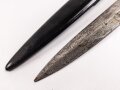 Kampfmesser / Stiefelmesser Wehrmacht. Hersteller " F.W.Höller Solingen" ,  Scheide Originallack, Klingenspitze abgebrochen