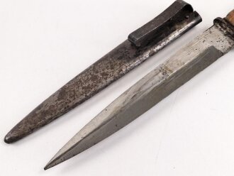 Kampfmesser / Stiefelmesser Wehrmacht. Hersteller " E. & F. Hörster Solingen" ,  Scheide Originallack