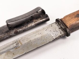 Kampfmesser / Stiefelmesser Wehrmacht. Hersteller " E. & F. Hörster Solingen" ,  Scheide Originallack