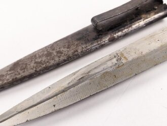 Kampfmesser / Stiefelmesser Wehrmacht. Hersteller " E. & F. Hörster Solingen" ,  Scheide Originallack