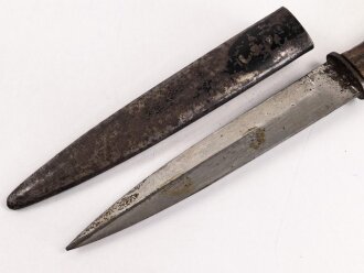 Kampfmesser / Stiefelmesser Wehrmacht. Hersteller " E. & F. Hörster Solingen" ,  Scheide Originallack