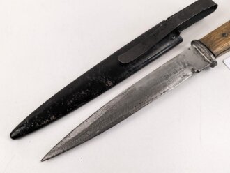 Kampfmesser / Stiefelmesser Wehrmacht. Leicht beschliffene Klinge,  Scheide Originallack