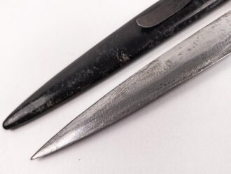 Kampfmesser / Stiefelmesser Wehrmacht. Leicht beschliffene Klinge,  Scheide Originallack