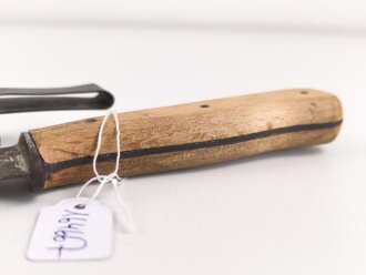 Kampfmesser / Stiefelmesser Wehrmacht. Ungetragenes Stück, die Klinge ungereinigt,  Scheide Originallack