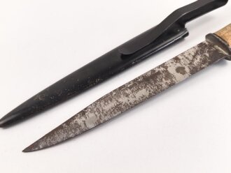 Kampfmesser / Stiefelmesser Wehrmacht. Ungetragenes Stück, die Klinge ungereinigt,  Scheide Originallack