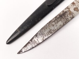 Kampfmesser / Stiefelmesser Wehrmacht. Ungetragenes Stück, die Klinge ungereinigt,  Scheide Originallack