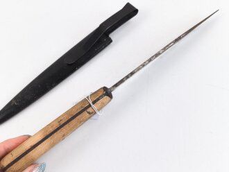 Kampfmesser / Stiefelmesser Wehrmacht. Ungetragenes Stück, die Klinge ungereinigt,  Scheide Originallack