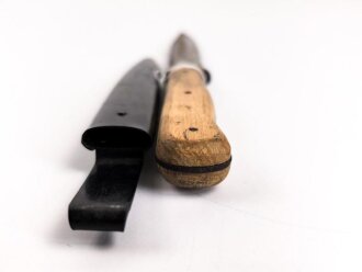 Kampfmesser / Stiefelmesser Wehrmacht. Ungetragenes Stück, die Klinge ungereinigt,  Scheide Originallack