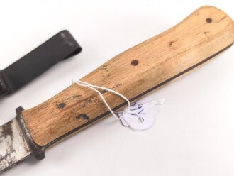 Kampfmesser / Stiefelmesser Wehrmacht. Ungetragenes Stück, die Klinge ungereinigt,  Scheide Originallack