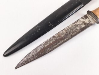 Kampfmesser / Stiefelmesser Wehrmacht. Ungetragenes Stück, die Klinge ungereinigt,  Scheide Originallack