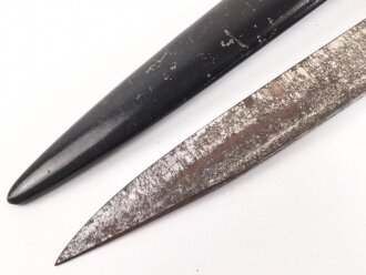 Kampfmesser / Stiefelmesser Wehrmacht. Ungetragenes Stück, die Klinge ungereinigt,  Scheide Originallack