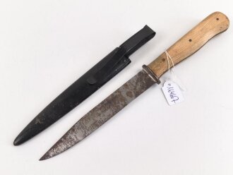 Kampfmesser / Stiefelmesser Wehrmacht. Ungetragenes Stück, die Klinge ungereinigt,  Scheide Originallack