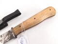 Kampfmesser / Stiefelmesser Wehrmacht. Ungetragenes Stück, die Klinge ungereinigt,  Scheide Originallack