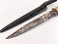 Kampfmesser / Stiefelmesser Wehrmacht. Ungetragenes Stück, die Klinge ungereinigt,  Scheide Originallack