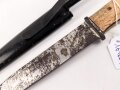 Kampfmesser / Stiefelmesser Wehrmacht. Ungetragenes Stück, die Klinge ungereinigt,  Scheide Originallack