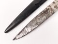 Kampfmesser / Stiefelmesser Wehrmacht. Ungetragenes Stück, die Klinge ungereinigt,  Scheide Originallack