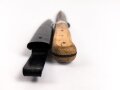 Kampfmesser / Stiefelmesser Wehrmacht. Ungetragenes Stück, die Klinge ungereinigt,  Scheide Originallack