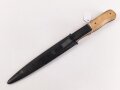 Kampfmesser / Stiefelmesser Wehrmacht. Ungetragenes Stück, die Klinge ungereinigt,  Scheide Originallack