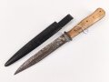 Kampfmesser / Stiefelmesser Wehrmacht. Ungetragenes Stück, die Klinge ungereinigt,  Scheide Originallack