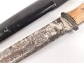 Kampfmesser / Stiefelmesser Wehrmacht. Ungetragenes Stück, die Klinge ungereinigt,  Scheide Originallack