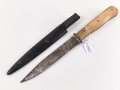 Kampfmesser / Stiefelmesser Wehrmacht. Ungetragenes Stück, die Klinge ungereinigt,  Scheide Originallack