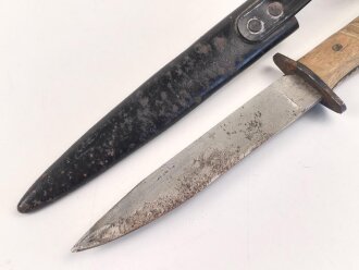 Kampfmesser / Stiefelmesser Wehrmacht. "Bowieklinge" Scheide Originallack, sehr seltene " Belederung" aus Chelluloid