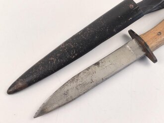 Kampfmesser / Stiefelmesser Wehrmacht. "Bowieklinge" Scheide Originallack, sehr seltene " Belederung" aus Chelluloid