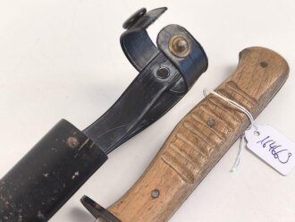 Kampfmesser / Stiefelmesser Wehrmacht. "Bowieklinge" Scheide Originallack, sehr seltene " Belederung" aus Chelluloid