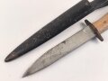 Kampfmesser / Stiefelmesser Wehrmacht. "Bowieklinge" Scheide Originallack, sehr seltene " Belederung" aus Chelluloid