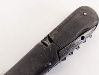 Kampfmesser / Stiefelmesser Wehrmacht. Seltene Ausführung mit Werkzeugen im Griff. Stark getragen, die Klinge stark beschliffen, Scheide originallack