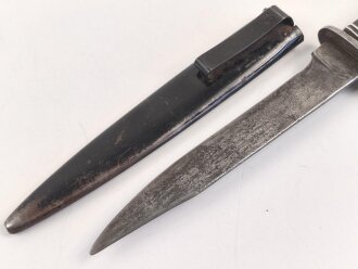 Kampfmesser / Stiefelmesser Wehrmacht. Seltene Ausführung mit Werkzeugen im Griff. Stark getragen, die Klinge stark beschliffen, Scheide originallack