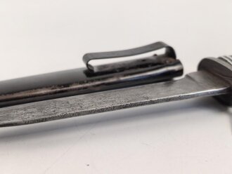 Kampfmesser / Stiefelmesser Wehrmacht. Seltene Ausführung mit Werkzeugen im Griff. Stark getragen, die Klinge stark beschliffen, Scheide originallack