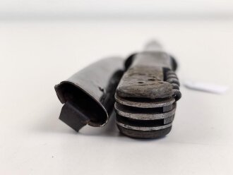 Kampfmesser / Stiefelmesser Wehrmacht. Seltene Ausführung mit Werkzeugen im Griff. Stark getragen, die Klinge stark beschliffen, Scheide originallack