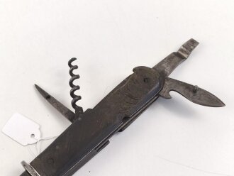 Kampfmesser / Stiefelmesser Wehrmacht. Seltene Ausführung mit Werkzeugen im Griff. Stark getragen, die Klinge stark beschliffen, Scheide originallack