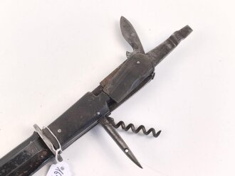 Kampfmesser / Stiefelmesser Wehrmacht. Seltene Ausführung mit Werkzeugen im Griff. Stark getragen, die Klinge stark beschliffen, Scheide originallack