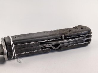 Kampfmesser / Stiefelmesser Wehrmacht. Seltene Ausführung mit Werkzeugen im Griff. Stark getragen, die Klinge stark beschliffen, Scheide originallack