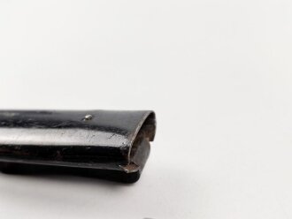 Kampfmesser / Stiefelmesser Wehrmacht. Seltene Ausführung mit Werkzeugen im Griff. Stark getragen, die Klinge stark beschliffen, Scheide originallack