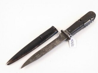 Kampfmesser / Stiefelmesser Wehrmacht. Seltene Ausführung mit Werkzeugen im Griff. Stark getragen, die Klinge stark beschliffen, Scheide originallack