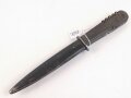 Kampfmesser / Stiefelmesser Wehrmacht. Seltene Ausführung mit Werkzeugen im Griff. Stark getragen, die Klinge stark beschliffen, Scheide originallack
