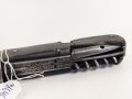 Kampfmesser / Stiefelmesser Wehrmacht. Seltene Ausführung mit Werkzeugen im Griff. Stark getragen, die Klinge stark beschliffen, Scheide originallack