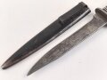 Kampfmesser / Stiefelmesser Wehrmacht. Seltene Ausführung mit Werkzeugen im Griff. Stark getragen, die Klinge stark beschliffen, Scheide originallack