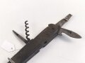 Kampfmesser / Stiefelmesser Wehrmacht. Seltene Ausführung mit Werkzeugen im Griff. Stark getragen, die Klinge stark beschliffen, Scheide originallack