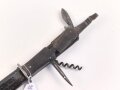 Kampfmesser / Stiefelmesser Wehrmacht. Seltene Ausführung mit Werkzeugen im Griff. Stark getragen, die Klinge stark beschliffen, Scheide originallack